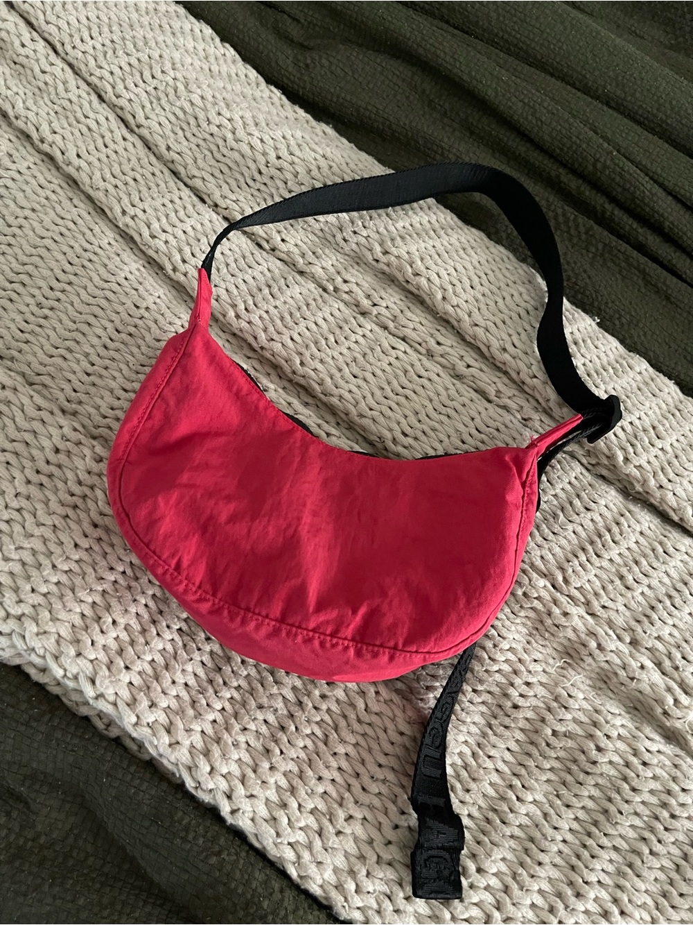 BAGGU SMALL CRESCENT CROSSBODY
